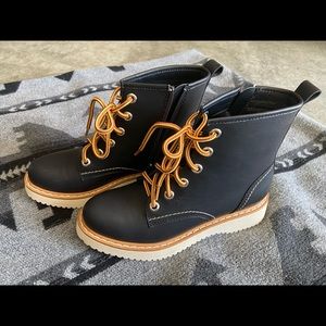 New Madden girl combat boots size 7 - fit like a 6 1/2